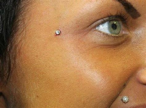 Microdermal piercing: cos’è, come si applica e rischi